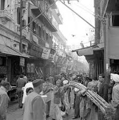 photo noir et blanc de foule dans une rue en Inde