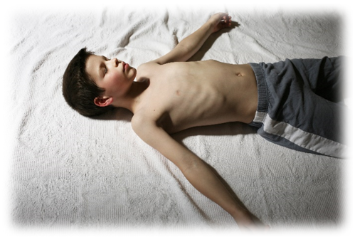 Enfant allongé sur le dos