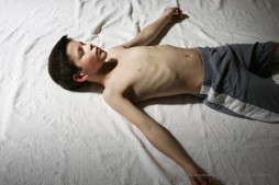 Enfant allongé